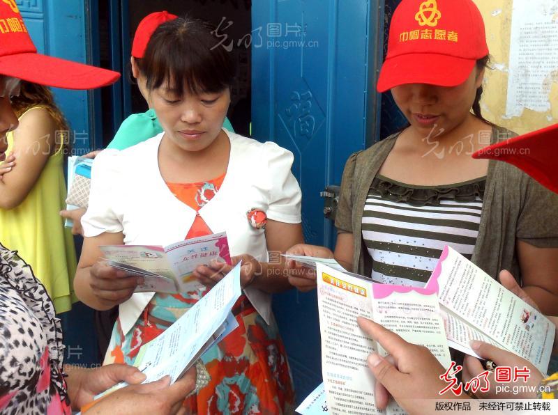 河南宝丰开展<em>关爱留守妇女</em>送健康活动_何五