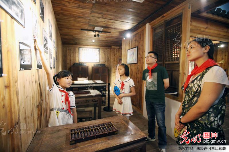 安徽黄山:全国文化遗产日 红领巾小导游宣传