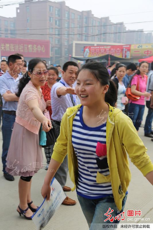 安徽蚌埠:小城高考第一天_李斌