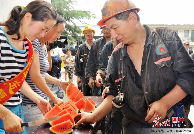 安徽淮北:煤矿井口摆瓜摊清凉送矿工_新闻