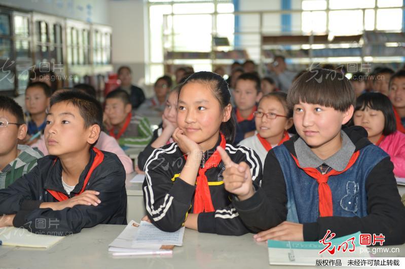 新疆巴里坤:各族学生收看航天员太空授课_新闻