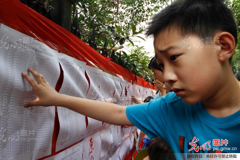 南京外国语学校举行小升初电脑摇号_董金林