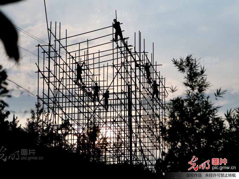 2013年6月25日,峡江水利枢纽工程电力输出电网建设变220KV工地,工人正在电塔上施工。该工程将于7月底完成一号机组的发电目标,目前,各项准备工作正有序推进。 峡江水利枢纽工程,被誉为小三峡,是鄱阳湖生态经济建设国家重点水利工程之一,也是中国建设的大型水利工程项目。工程发电装机容量36万千瓦,每年可为社会提供清洁能源约11.