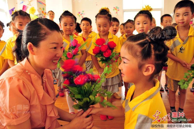 秭归县小太阳幼儿园的小朋友在毕业典礼上向老师献花 秭归县小太阳幼儿园的小朋友在毕业典礼上向老师献花