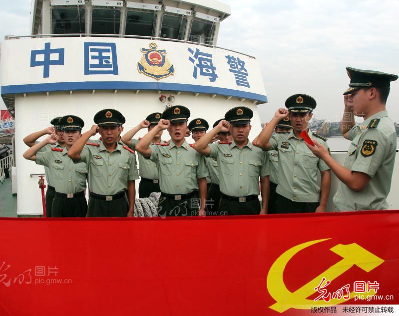 新老党员庄严宣誓 誓死保卫国家_新闻