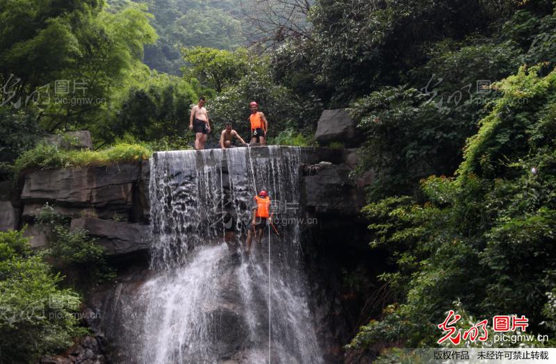 湖南郴州市民玩瀑降避暑_新闻