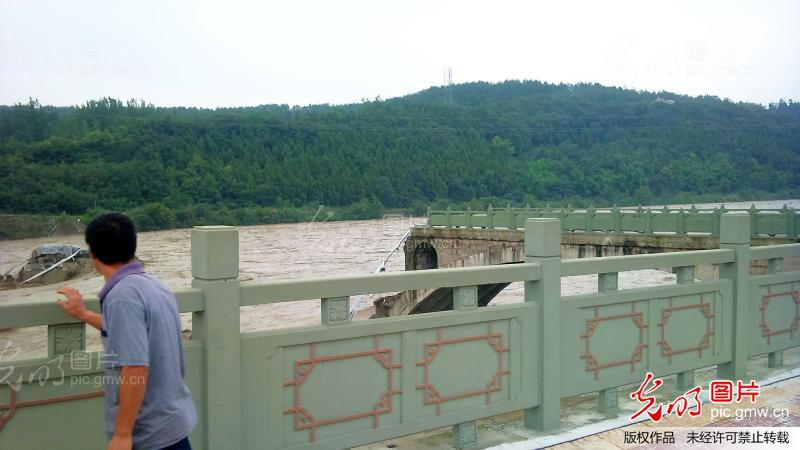 暴雨致四川江油盘江大桥垮塌 3人获救暂无人员