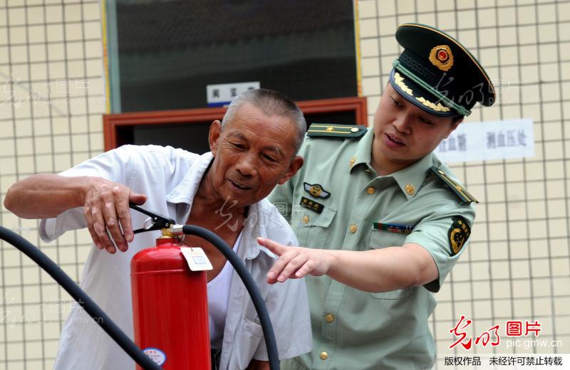 炎炎夏日 消防安全走进敬老院_新闻