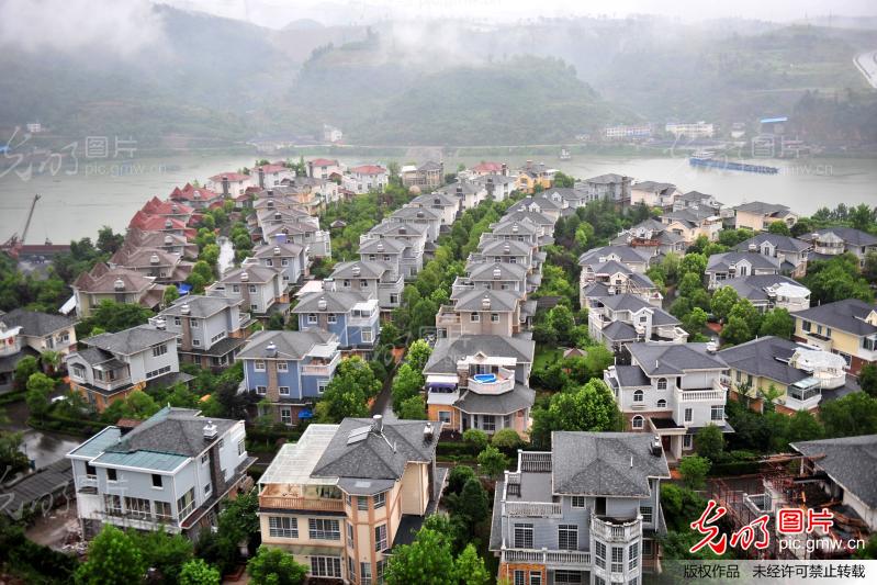 湖北宜昌:秸秆锯末变身新型瓦片_新闻