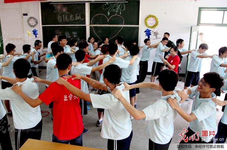 大学生教高三学生科学减压_新闻