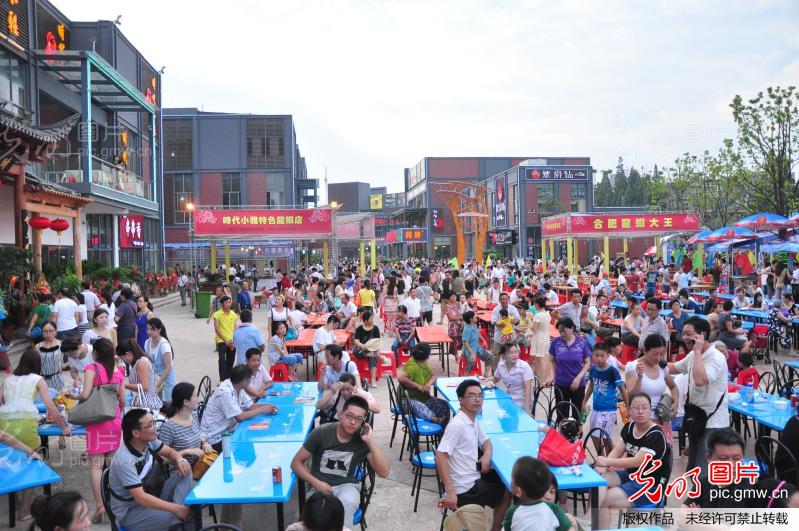 安徽合肥特色小吃街开业引市民前来尝鲜 一夜