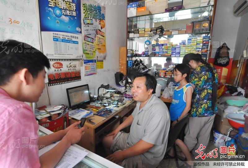 郑州:手机充值点开卖长途汽车票_张涛