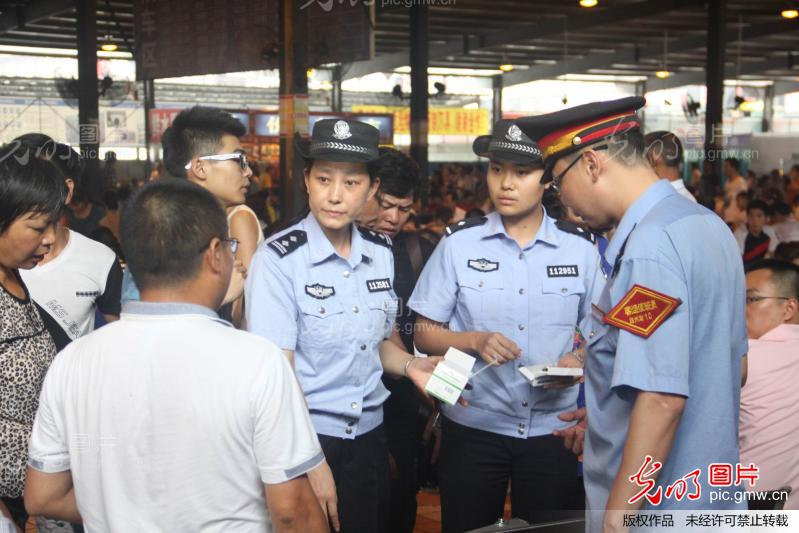 四川:达州火车站送药助暑运_王游_+光明图片