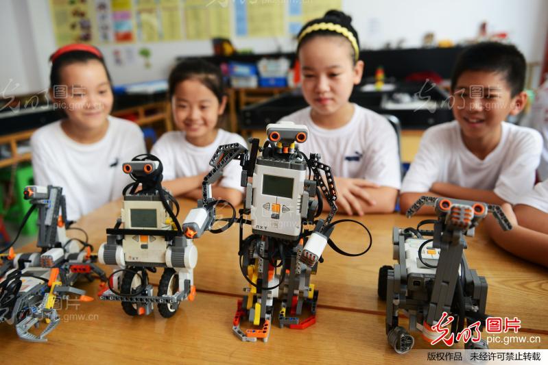 山东邹平县: 流动儿童暑假学习机器人搭建