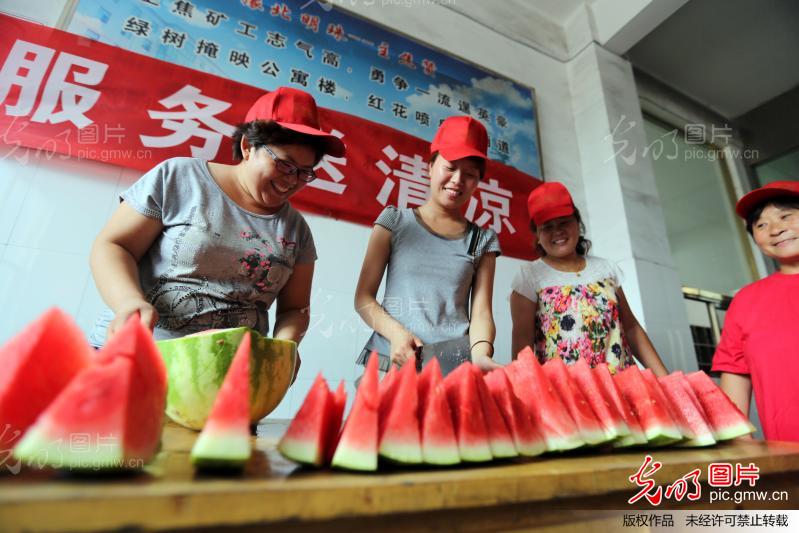 河南安阳煤矿:酷暑高温日 井口送清凉