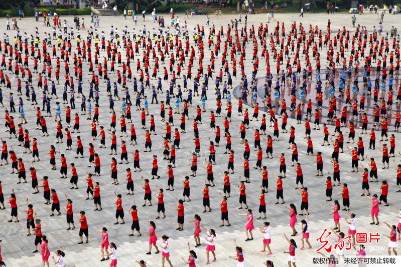 云南巧家千人齐跳广场<em>健身舞</em>_新闻--社会_ 光明