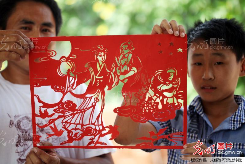 河南:青年农民剪下生情 <em>为牛郎织女</em>送祝福 _新
