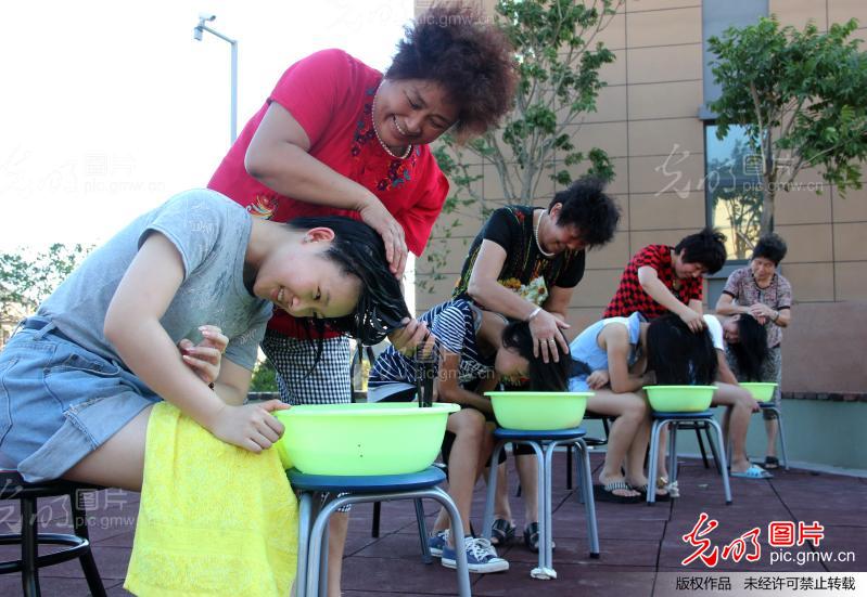 槿树叶汁洗头迎七夕_索向鲁_ 光明图片