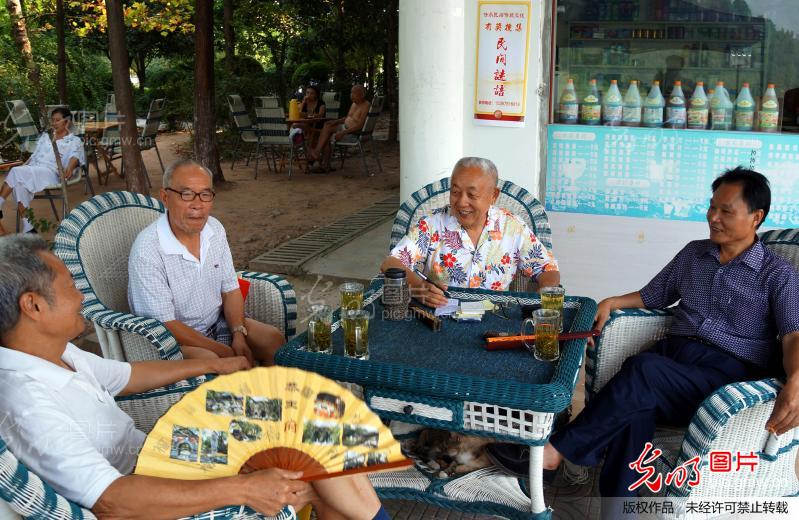 七旬翁坚持13年自费收集整理民间谜语