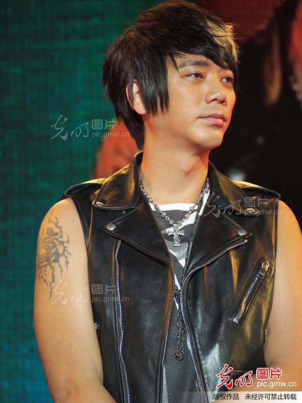 信(苏见信)在余姚歌迷见面会上演唱《火烧的寂