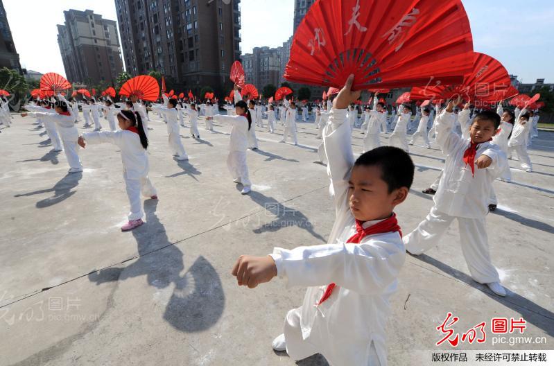 合肥小学生展武艺迎新学期