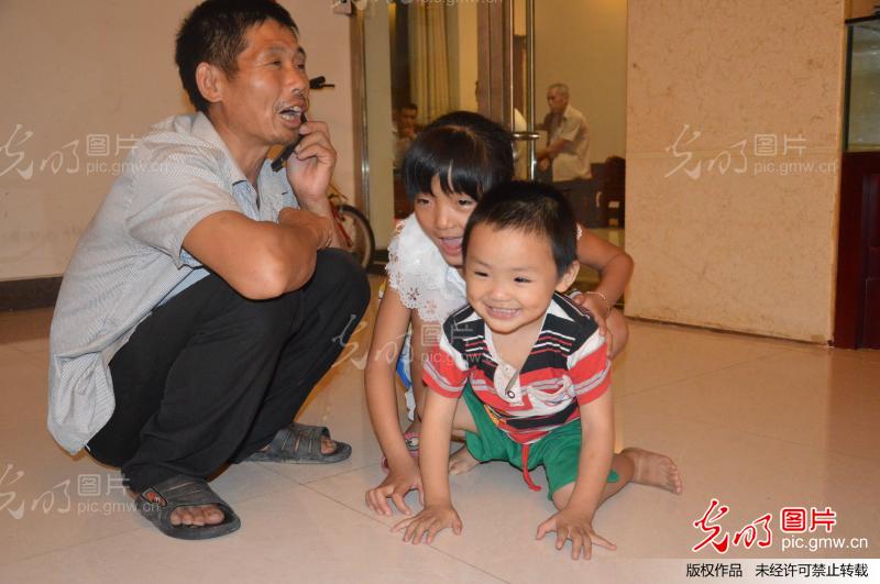 木桶男孩家境贫寒 引发网友爱心接力_新闻