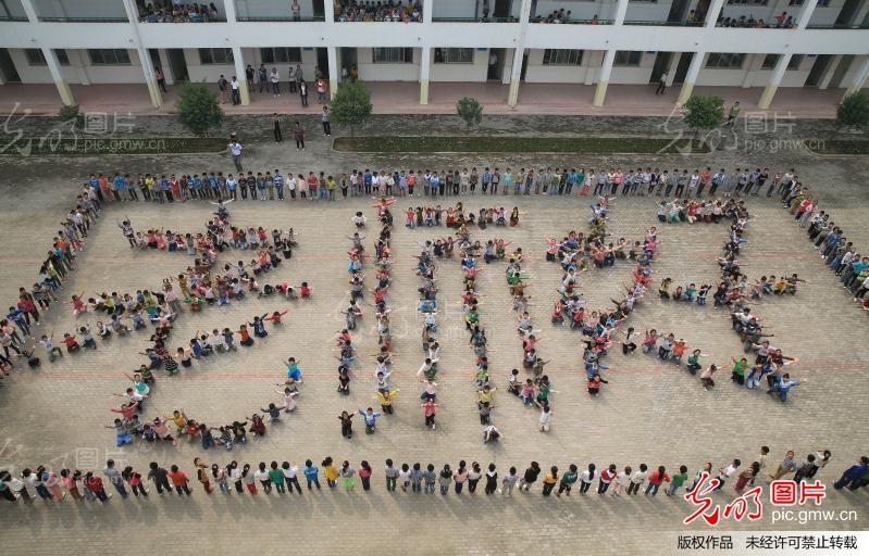 河南温县小学生拼巨型老师好祝福老师_新闻