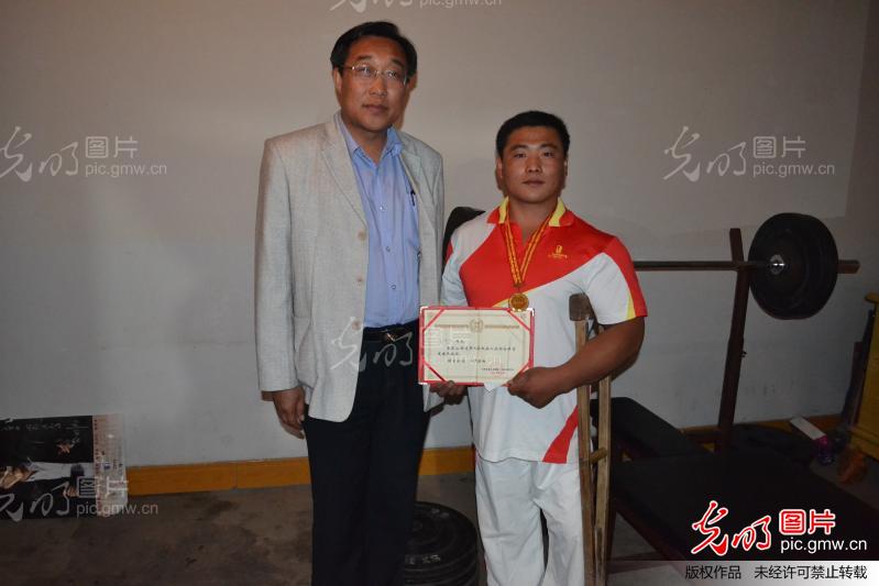 残疾青年王成吉的残运会冠军梦_贺美晓