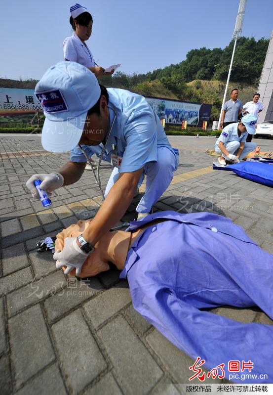 湖南张家界市人民医院举行重大交通事故应急处