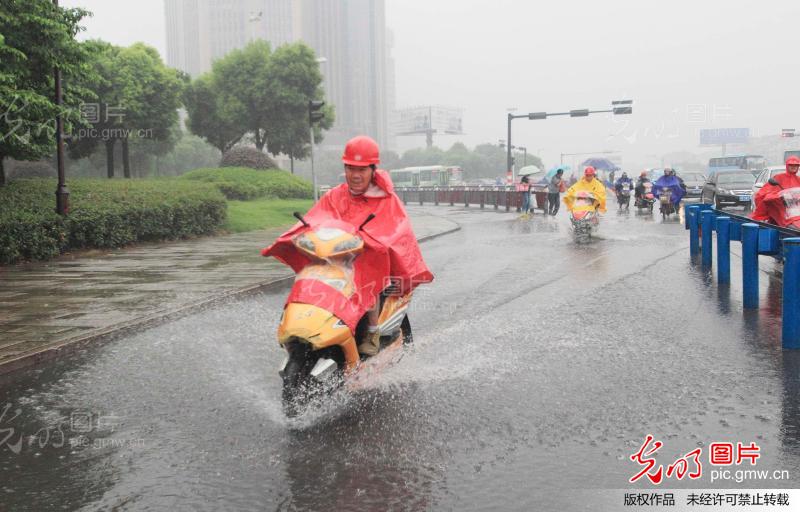 超强台风天兔外围云系侵袭浙江绍兴 高楼飘渺
