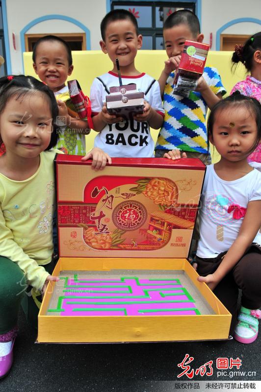 巧用废旧月饼盒秀创意_王辉富