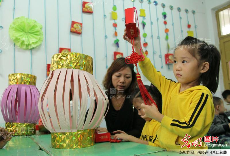 河南<em>温县</em>:小朋友巧用月饼盒变废为宝_新闻--社