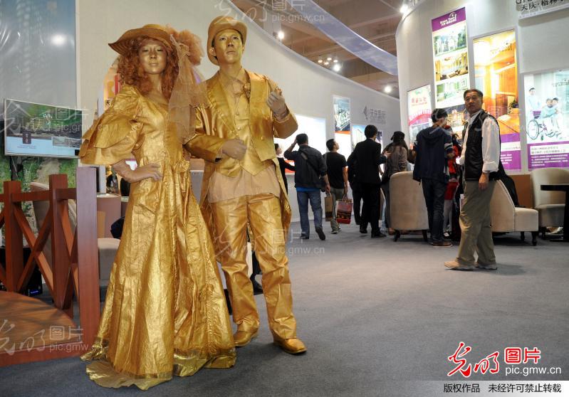 兰州房地产业展示交易会 行为艺术吸人眼球_新