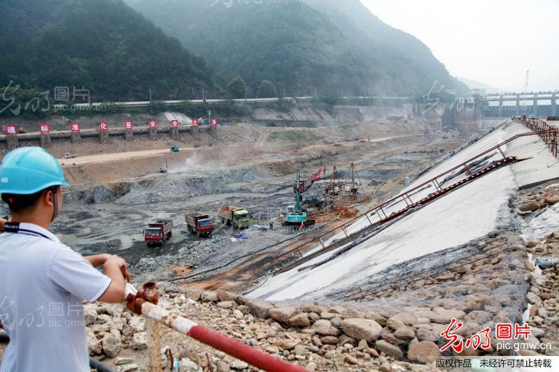 浙江桐庐富春江船闸改造工地400名建设者国庆