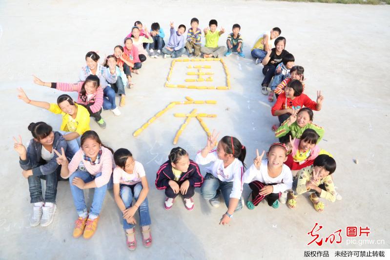 安徽蚌埠:乡村小学生喜迎国庆_李斌