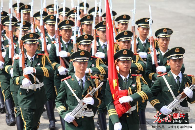 新兵,向国旗敬礼_新闻--军事_+光明图片