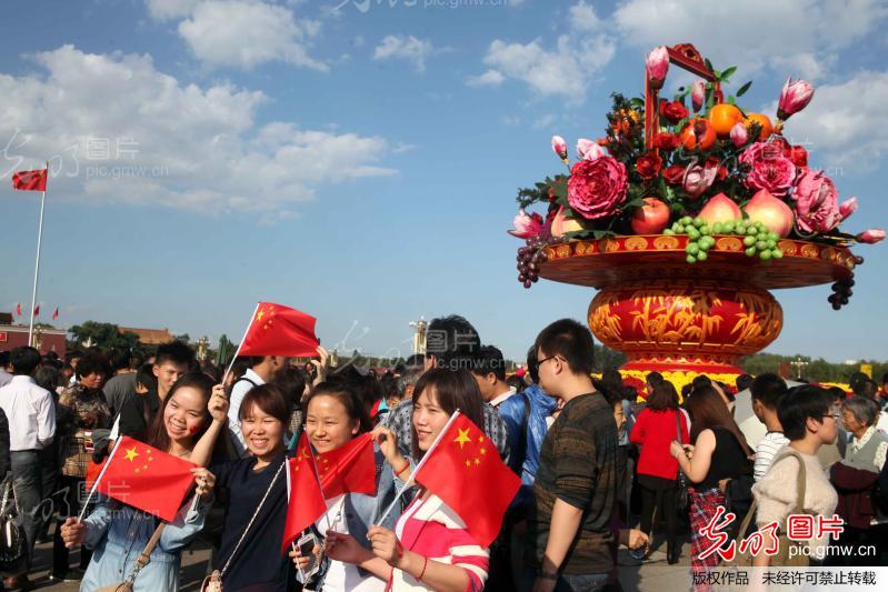 国庆游玩欢乐多 _陈健男_ 光明图片