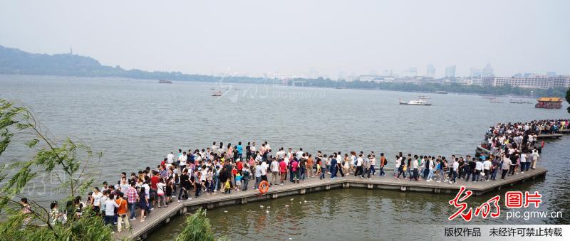 杭州西湖景区游客井喷 人气爆棚_新闻