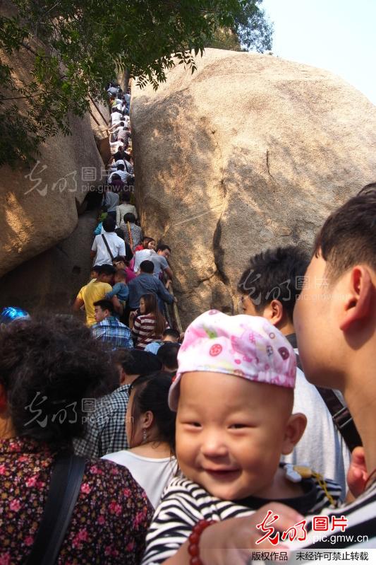 南驻马店:嵖岈山游客爆满摩肩接踵水泄不通_牛