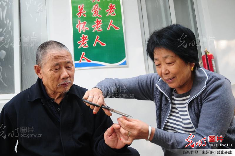 乡村敬老院飞来好儿女_付海厚