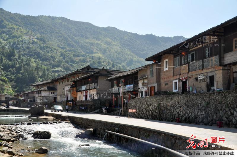2013年10月6日,福建南靖,被誉为山中水乡的塔下村 ,小桥、流水、土楼,人家,古风古貌犹存,民风纯朴,人文丰厚。 2013年10月6日,福建南靖,被誉为山中水乡的塔下村 ,小桥、流水、土楼,人家,古风古貌犹存,民风纯朴,人文丰厚。 塔下村位于福建省漳州市南靖县书洋镇西部,是漳州著名的侨乡,也是首批15个中国景观村落之一,被誉为闽南周庄山中水乡 。明宣德元年(公元1426年),张氏先民到此开基后,沿沟谷陆续建造了42座方圆土楼,这些土楼沿山溪呈长蛇形排布,整个村庄高大雄浑,气势恢宏。清朝末期,受地