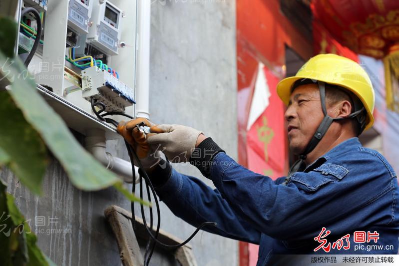 河南安阳:电表接到户 山民笑开颜