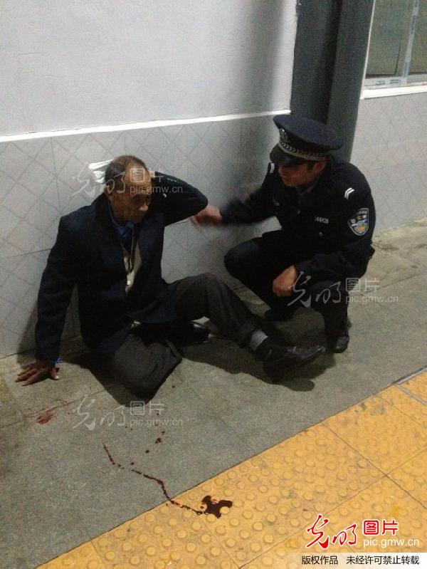 吉安车站派出所民警帮助受伤老人_新闻