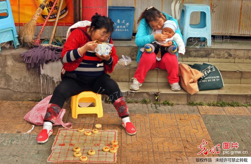 贵阳:民间女棋王,街头对弈厮杀,赚钱养家糊口