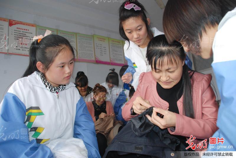 山东无棣:学缝补技术 倡勤俭之风_新闻