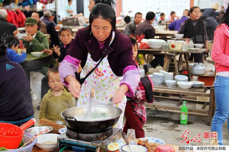 江西遂川山区圩场吃面其乐无穷_第三届百姓故