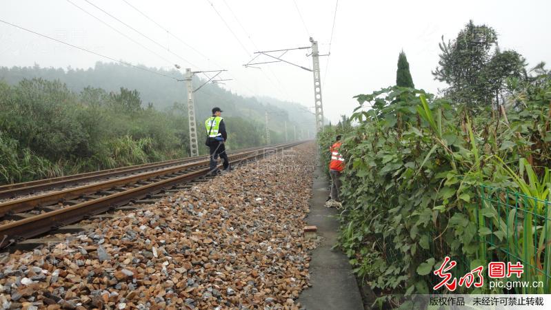 龙南车站派出所线路民警的一天_新闻