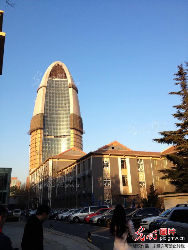 人民日报新大楼披上土豪金外衣