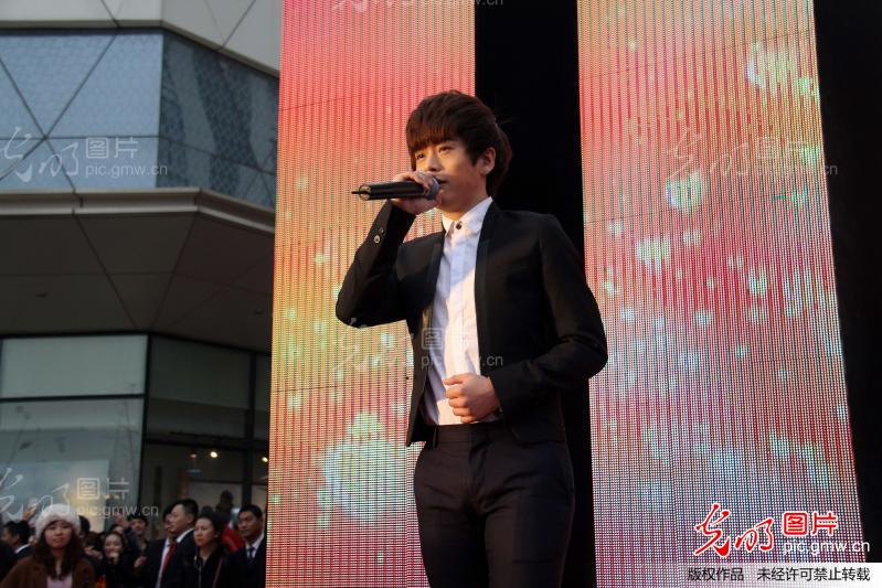 武艺安徽歌友会 上千粉丝追星挤爆现场_新闻