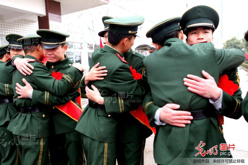 安徽亳州:退伍老兵 惜别警营_新闻